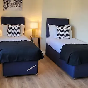 Dagenham/a13/excel/thurrock/contractors/3bedroom House Free Parking For 2 Cars. Holiday home